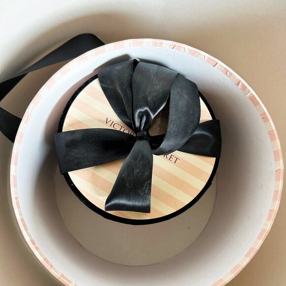 Victoria's Secret Vintage Nesting Hat Boxes (set of 3) - Picture 6 of 10